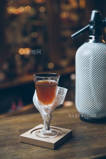 半满酒杯(half-filled wine glass)