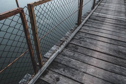 棕灰色铁丝网围观水体(brown and gray chain link fence viewing