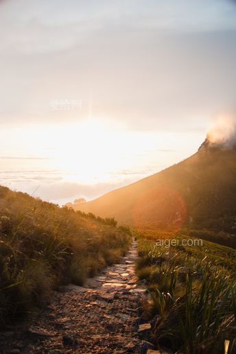 阳光照耀着有草地的山脉(sun shining over mountain ranges with