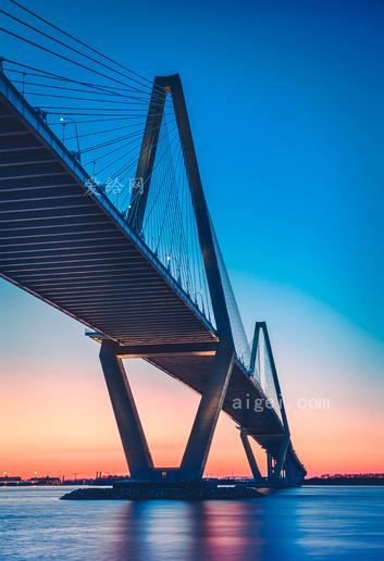 日落时蓝天下的黑桥(black bridge under blue sky during sunset)