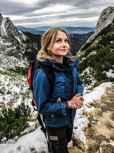 登山女探险家(trip-mountain-trekking-woman)