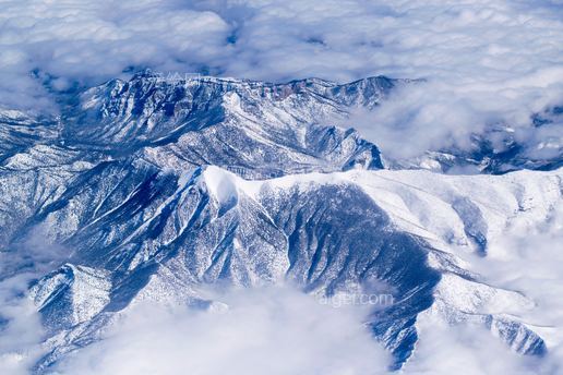 雪山鸟瞰图(aerial view of snow covered mountains)