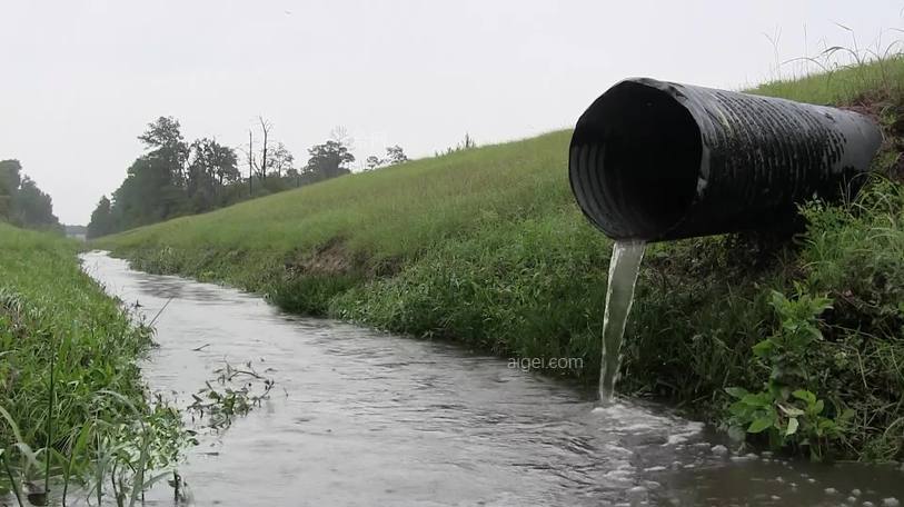 城市建设美丽郊外河溪草地下水管排放水水流运动实拍高清实拍视频素材