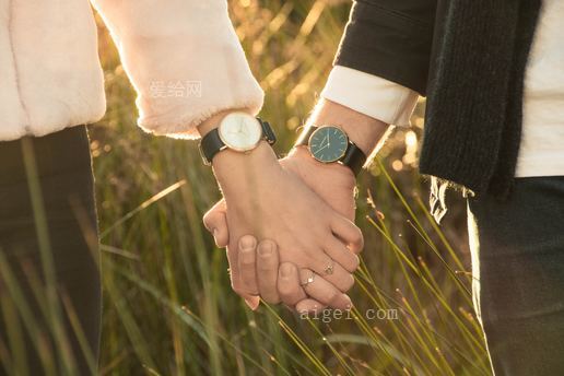 男女牽手(woman and man hand holding)