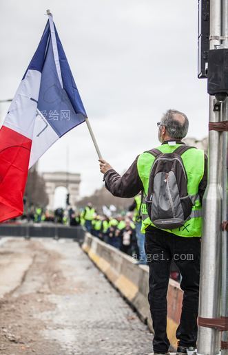 揹著法國國旗的揹包的人(person wearing backpack holding france