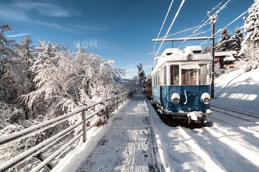 雪地铁路列车(snow covered rail train)