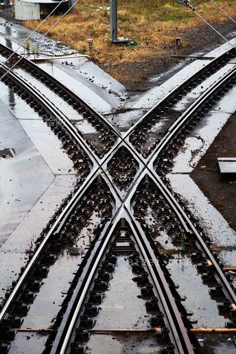 两条列车轨道交叉(two train tracks crossing)