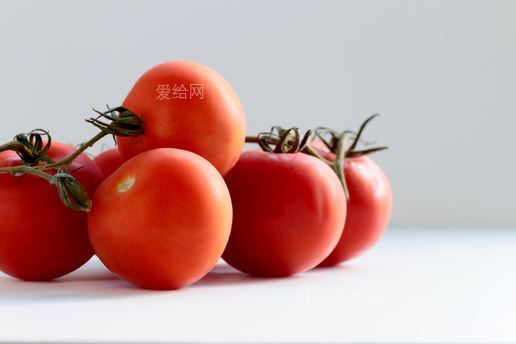 白麵紅番茄(red tomato on white surface)