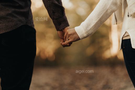 男女手牽手(woman and man holding hands)