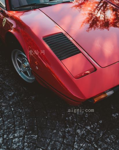 红色法拉利跑车俯视图(top view of red ferrari sport car)