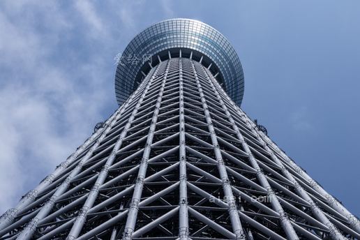 灰蒙蒙的天空下有一座圆顶的灰色塔(grey tower with round top under